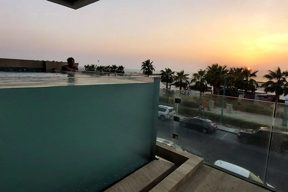 Acrylic Panel vs Glass for Swimming Pools: Which Clear Wall Is Better? 1 Acrylic pool edge at sunset above a Dubai promenade