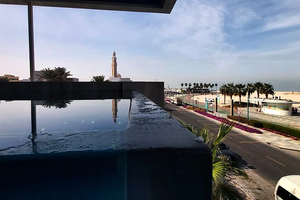 Acrylic Panel vs Glass for Swimming Pools: Which Clear Wall Is Better? 2 Acrylic pool window at the edge of a villa terrace