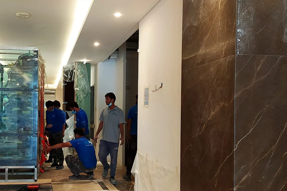 Aquarium Relocation in Dubai: How to Move a Tank Safely 2 Aquarium panel on trolleys being moved into a Dubai villa