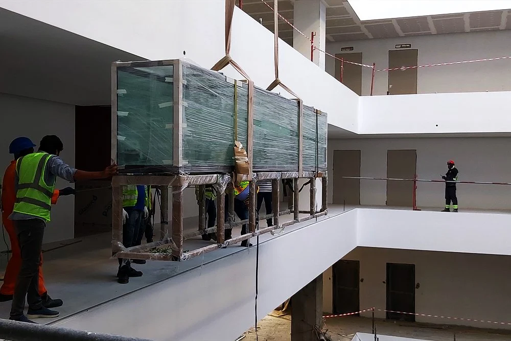 Aquarium Weight and Floor Load: Can Your Villa Take a Large Tank? 2 Aquarium structure being installed on an upper floor