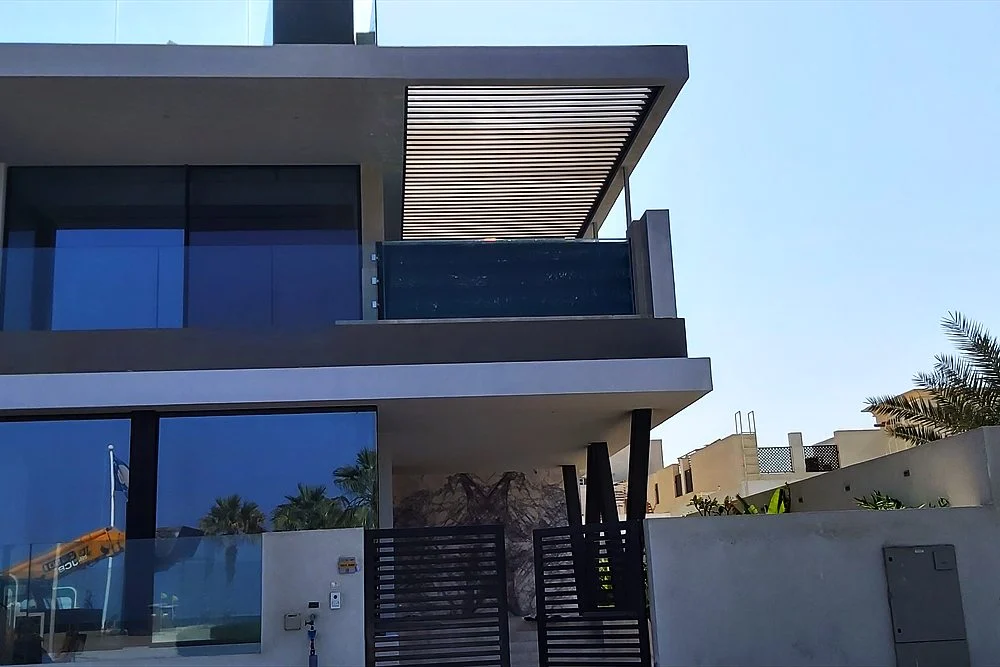 LMP Pool vs Concrete Pool: Which Suits Your Dubai Property? 1 Contemporary villa facade with a raised pool terrace