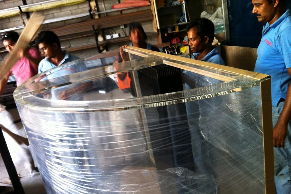 Aquarium Leak Repair in Dubai: Warning Signs and Resealing 2 Curved acrylic aquarium panel in the workshop