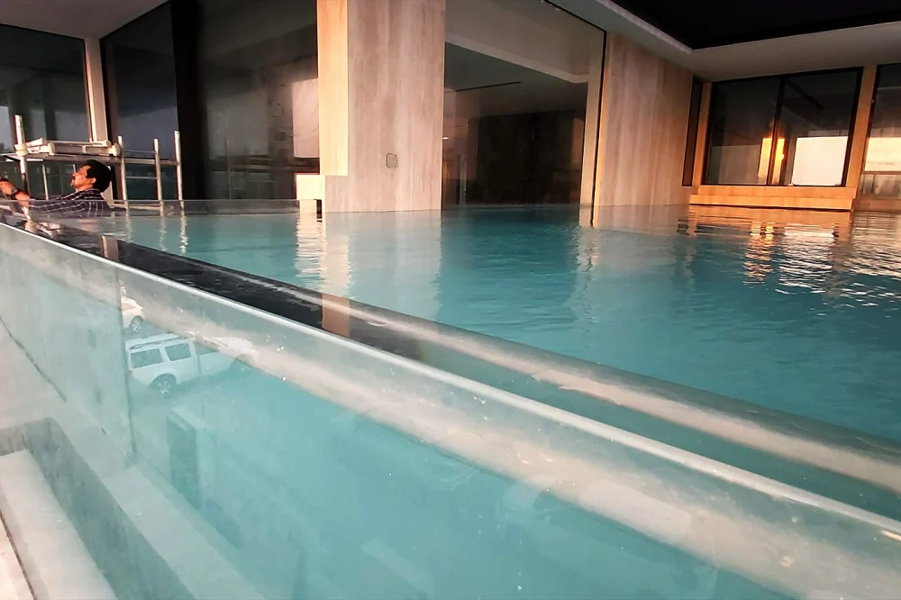 Swimming Pool Glass Panels in Dubai: Design Ideas, Safety, Costs & Installation Guide 1 Indoor pool with a glass side wall