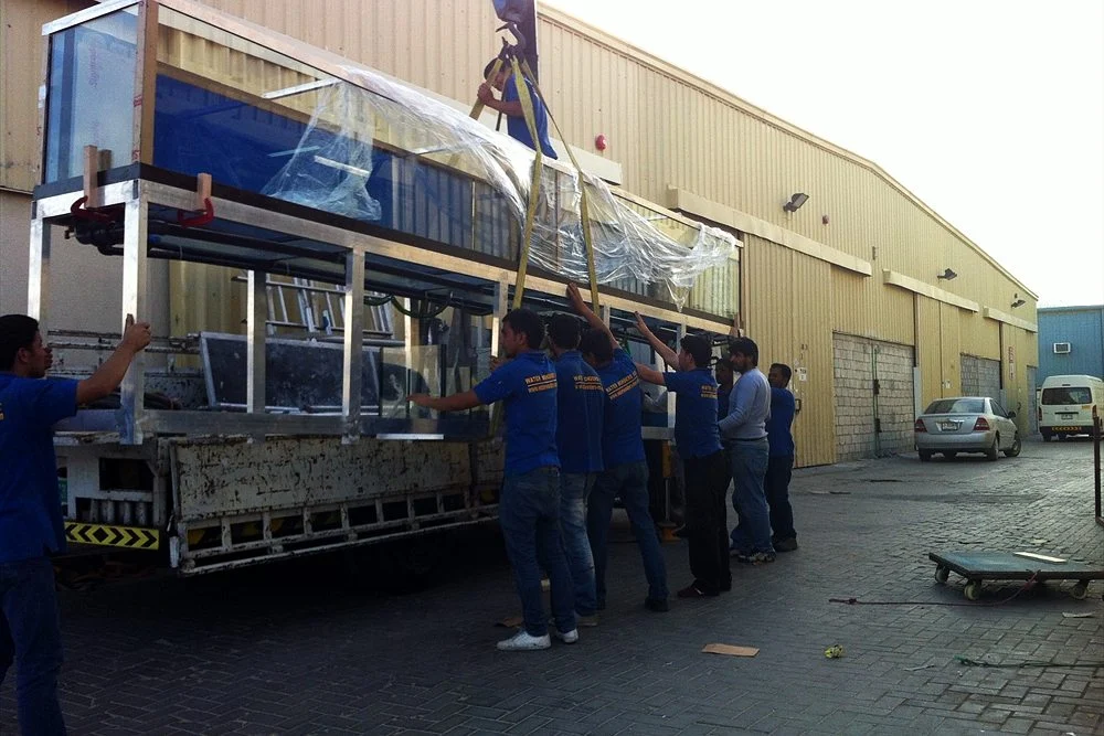 Aquarium Leak Repair in Dubai: Warning Signs and Resealing 1 Large aquarium being transported on a truck from the workshop