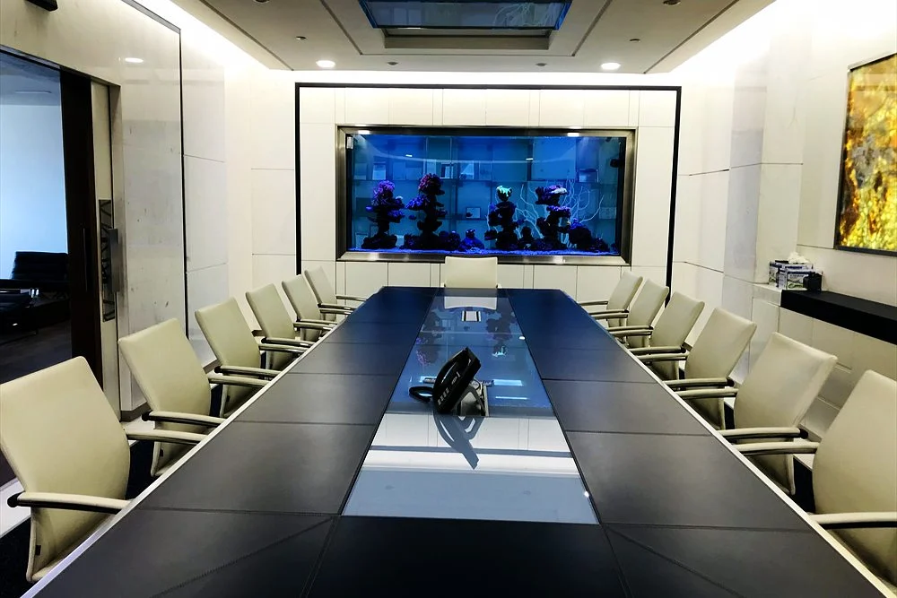 Office Aquariums in Dubai: Reception Design Ideas and What to Plan 1 Long meeting table facing a wall-mounted aquarium