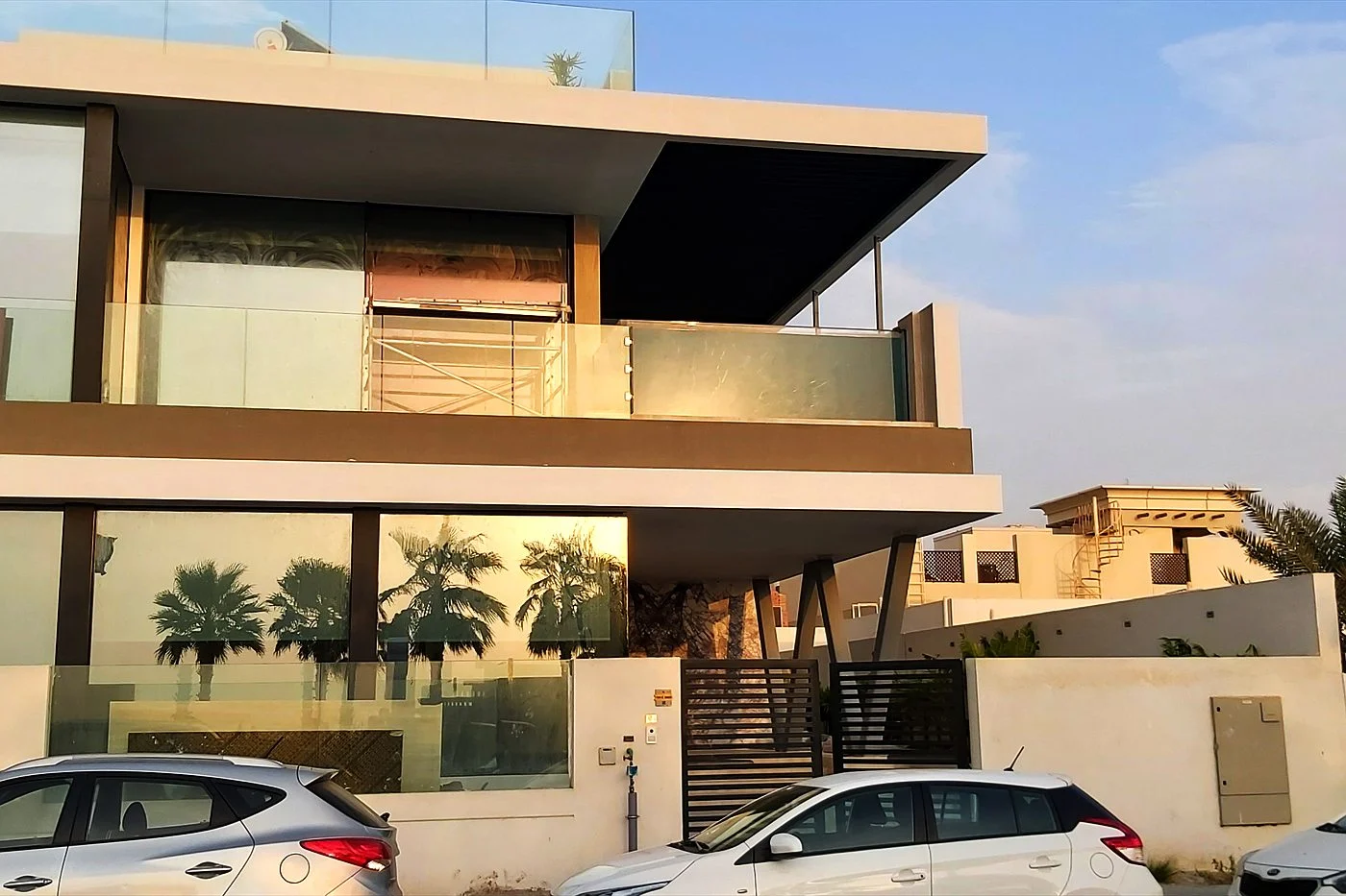 Modern villa with a rooftop pool and glass balustrade in Dubai