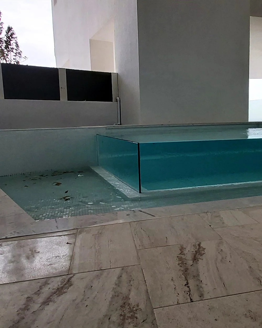 Plunge Pool Maintenance: Weekly Routine for the UAE 1 Raised plunge pool with a clear acrylic wall on a Dubai terrace