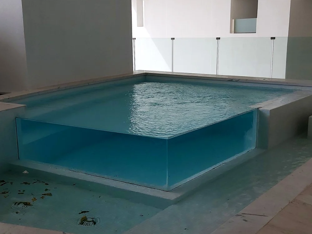 Infinity Pool Glass Wall: Design & Engineering Guide 2 Rooftop pool with a clear acrylic panel