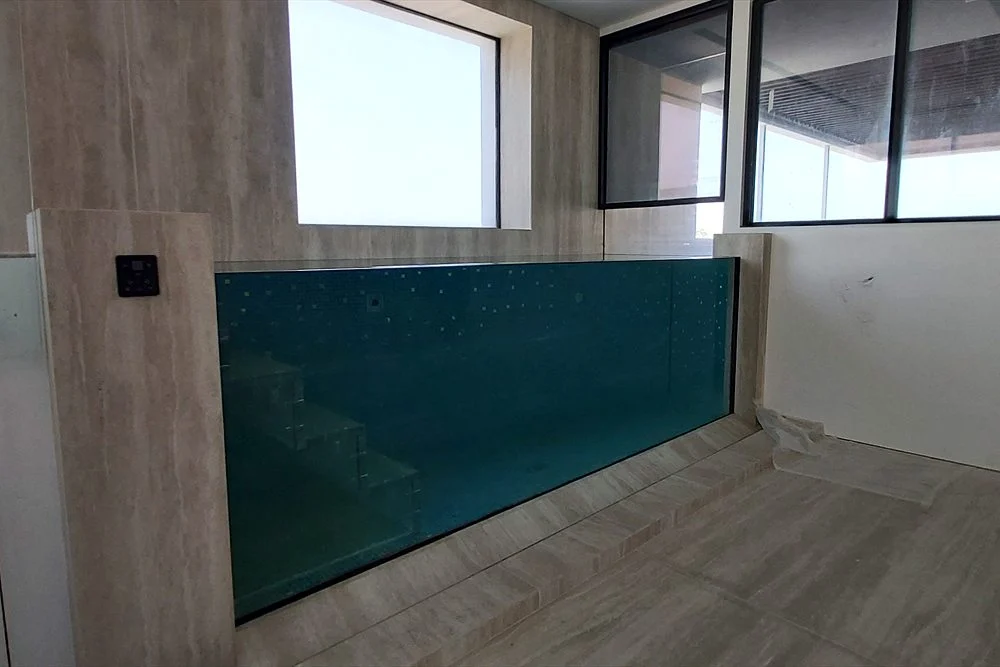 Small Pool Ideas for Dubai Townhouses, Courtyards and Rooftops 1 Slim terrace pool with a clear acrylic side panel