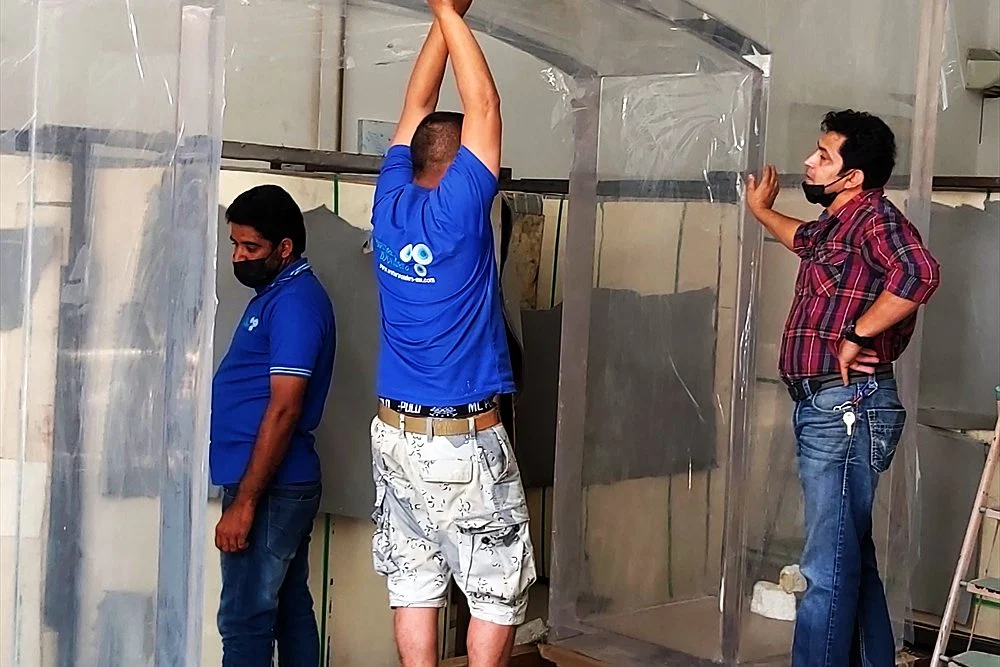 Acrylic Aquarium Scratch Removal and Polishing in Dubai 2 Technician and client inspecting a clear acrylic aquarium