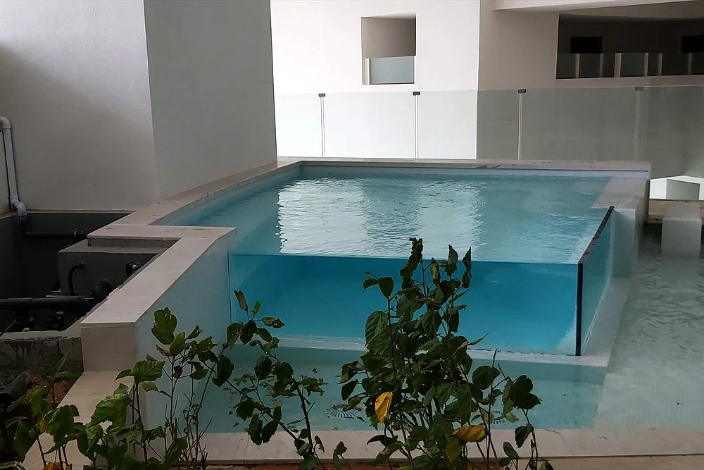Pool Chiller in the UAE: Sizing, Running Cost and Cold Plunge Use 2 Terrace plunge pool with a transparent acrylic panel